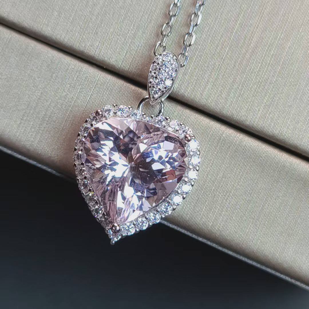 モルガナイトのペンダント。アーモンド型で、まばゆいばかりの輝きを放ちます。重量：5.41カラット、直径：12mm。