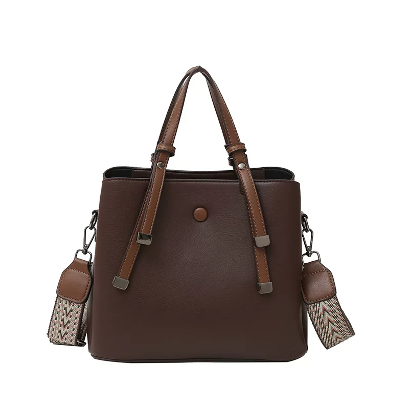 Fashionable capacious one-shoulder bag, style
