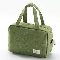 Рука -Withdrawal трава зеленая