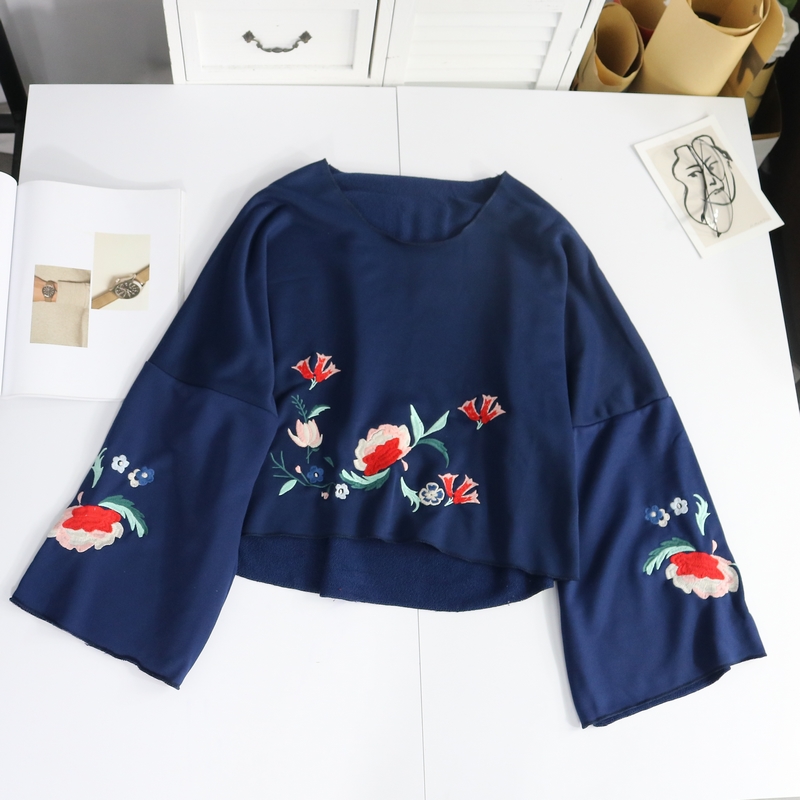 Áo thun cotton cotton Terry F-2018 mùa thu mới công nghiệp nặng thêu cổ tròn tay áo kèn tay áo sơ mi chạm đáy áo form rộng nữ