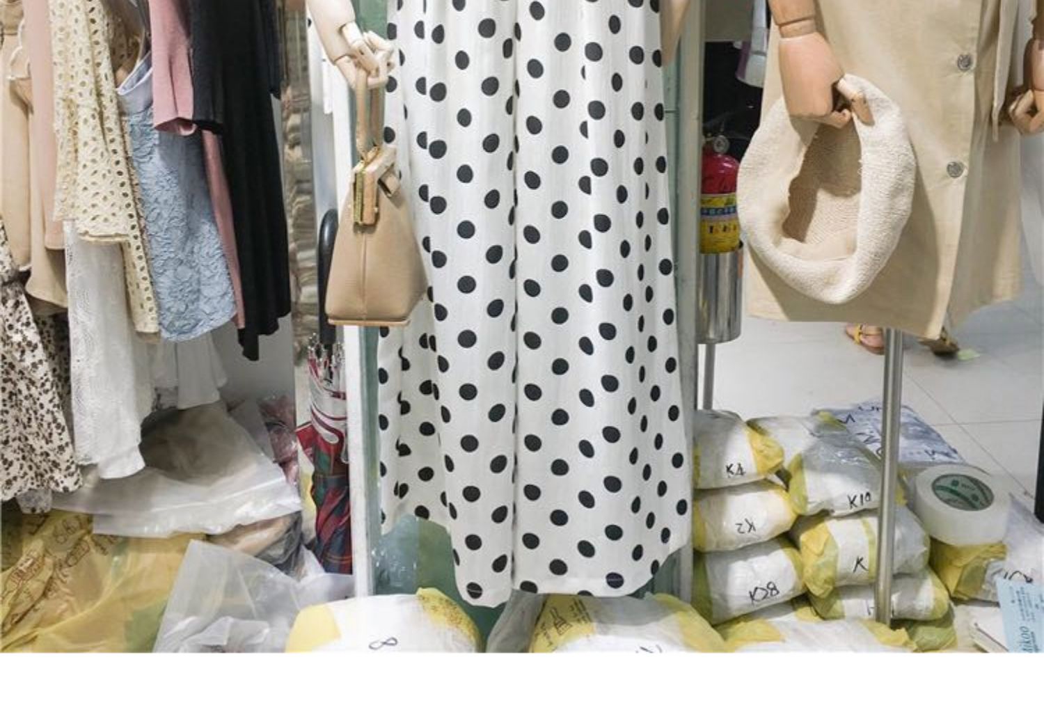 Mùa xuân và mùa hè màu đen và điểm trắng của sợi polyester polyester dày đàn hồi lộn xộn điểm sóng vải voan thời trang nắng gai - Vải vải tự làm vải dạ text