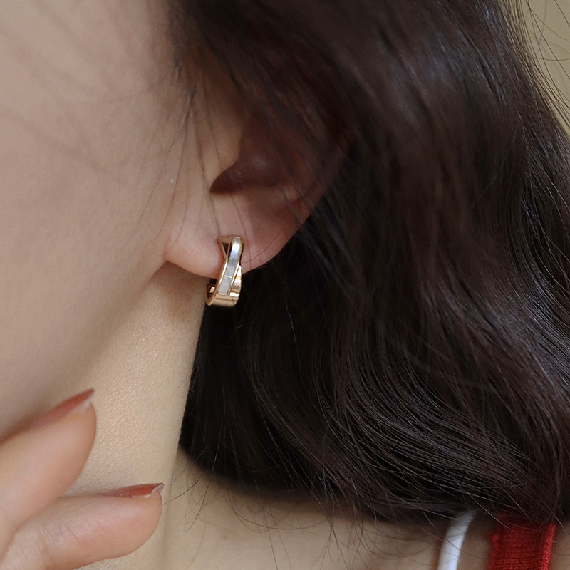 Natural seashells cross-ear clip women without earbuds light luxury high level of high level Mosquito Coil Slats 2022 New wave 