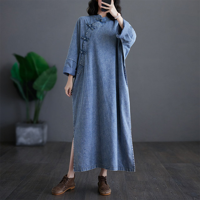 New style ຈີນ oblique placket buttoned denim dress 2024 ໃຫມ່ພາກຮຽນ spring ແລະດູໃບໄມ້ລົ່ນ skirt ຍາວວ່າງການປັບປຸງ cheongsam skirt ຂະຫນາດໃຫຍ່