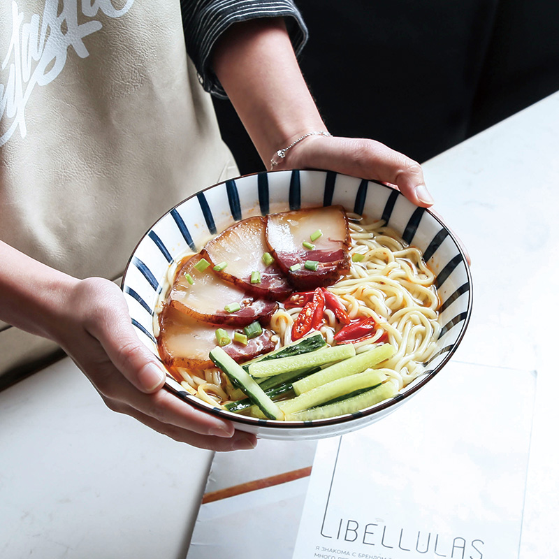 Japanese ramen rainbow such use large household eating spaghetti noodles in soup bowl of a single large bowl of noodles soup bowl ceramic bowl is grim hat to bowl