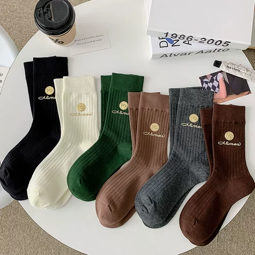 Брендовые зимние японские трендовые гольфы, европейский стиль, популярно в интернете, средней длины