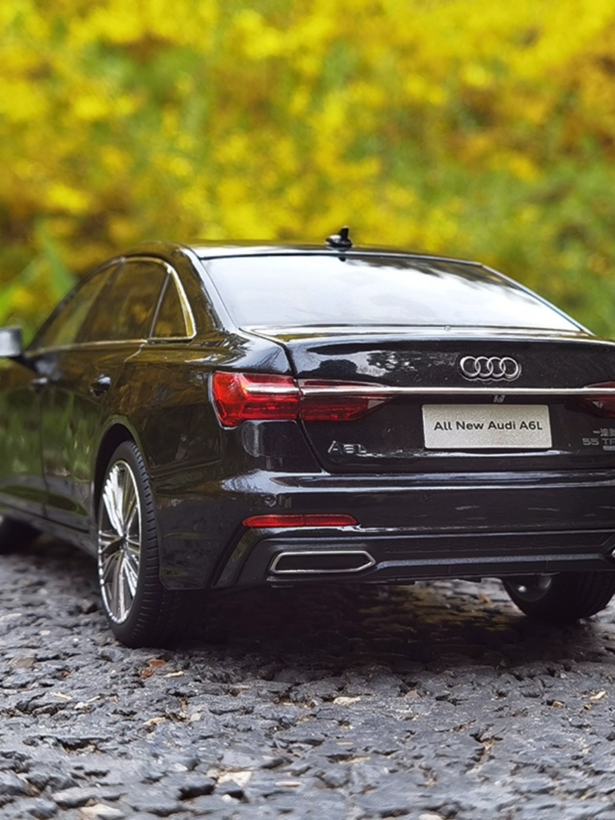 Original 1:18 Scale 2019 Audi A6L Sedan A6 Car Model Toy, Gift for Boyfriend