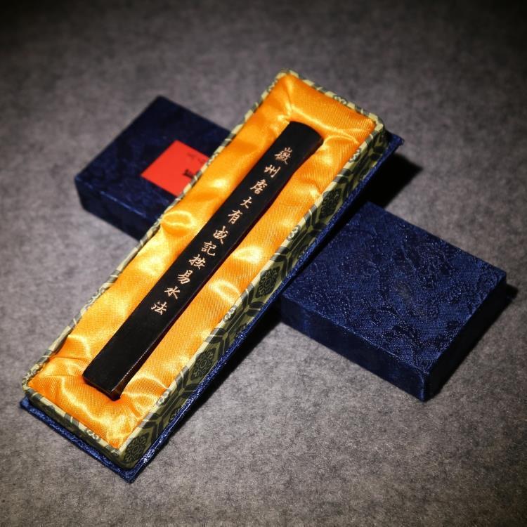 101 smoke and smoke same material emblem ink Wuishi lacquer smoke Changi, Anhui Province's old Hu Kaiwen emblem ink