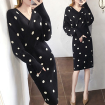 Polka dot knitted dress womens early autumn 2021 new temperament V-neck thickened bottoming sweater skirt winter