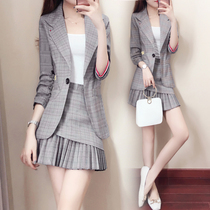 Plaid small suit suit womens 2021 early autumn new temperament pleated skirt two-piece Western style age reduction