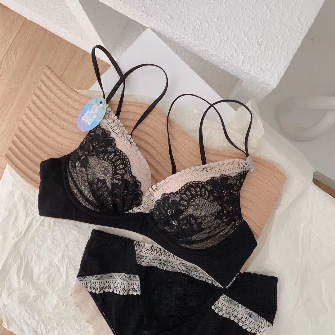 High-end big-name imported lace sexy thin cup gathered sub-breast small chest on the top of the bra No rim bra underwear