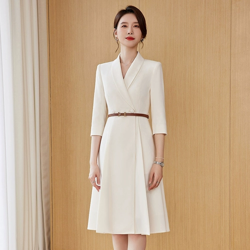 Бежевая модная юбка, пиджак классического кроя