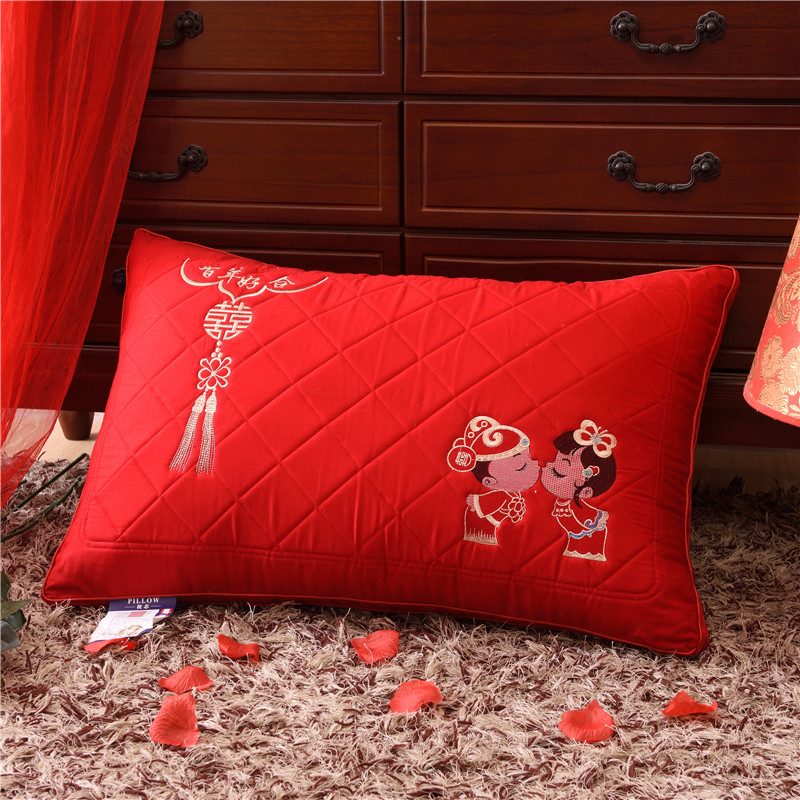A pair of new wedding pillows, a pair of bright red cartoons, a century-old good fit, a double wedding pillow, an adult health care neck pillow