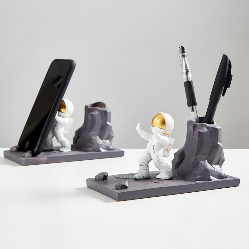 Creative Ins Astronaut Cell Phone Rack Desktop Pen Holder Office Small Swing Piece Desk Astronaut Decorations