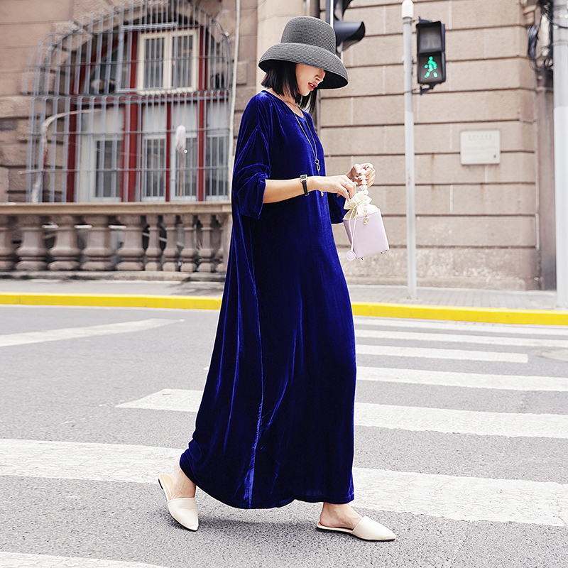 Niche Design Autumn and Winter Silk Velvet Long Vintage Dress, Loose Fit, Slimming, Elegant and Noble Velvet Robe