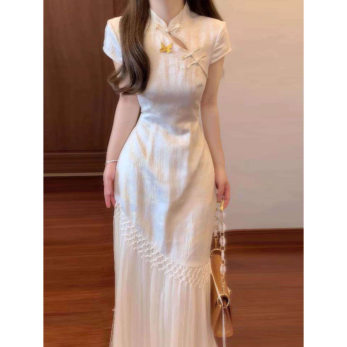 2026年夏新作、中国風にアレンジされた女性用チャイナドレス風白ドレス。エレガントで美しいウエストを絞ったロングドレス。