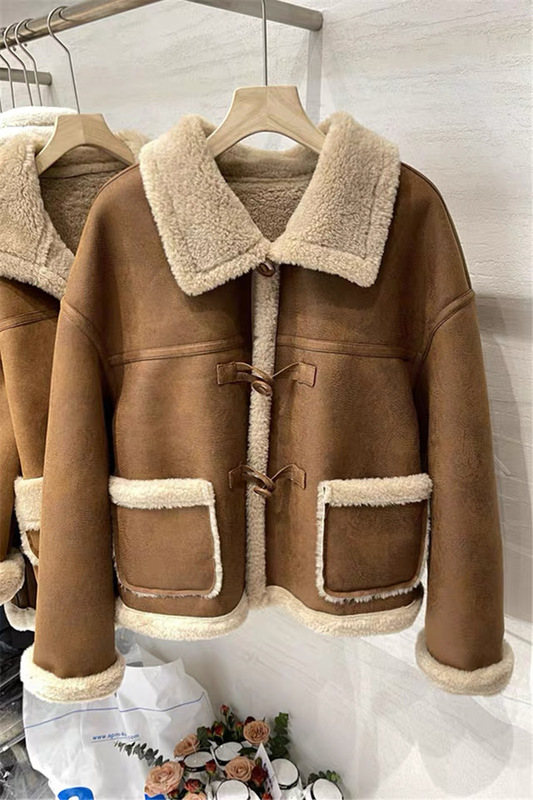 Korean Style 2025 Winter New Fashion Design Lapel Single-Breasted Lamb Wool Fur Integrated Short Coat for Women Trendy