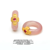 Кольцо с четырехлистным клевером из яньюаньского агата, инкрустированное рубином.