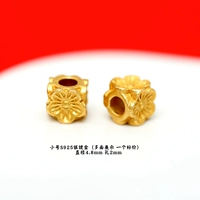 Маленький квадратный четырехгранный цветок из серебра, позолоченный.