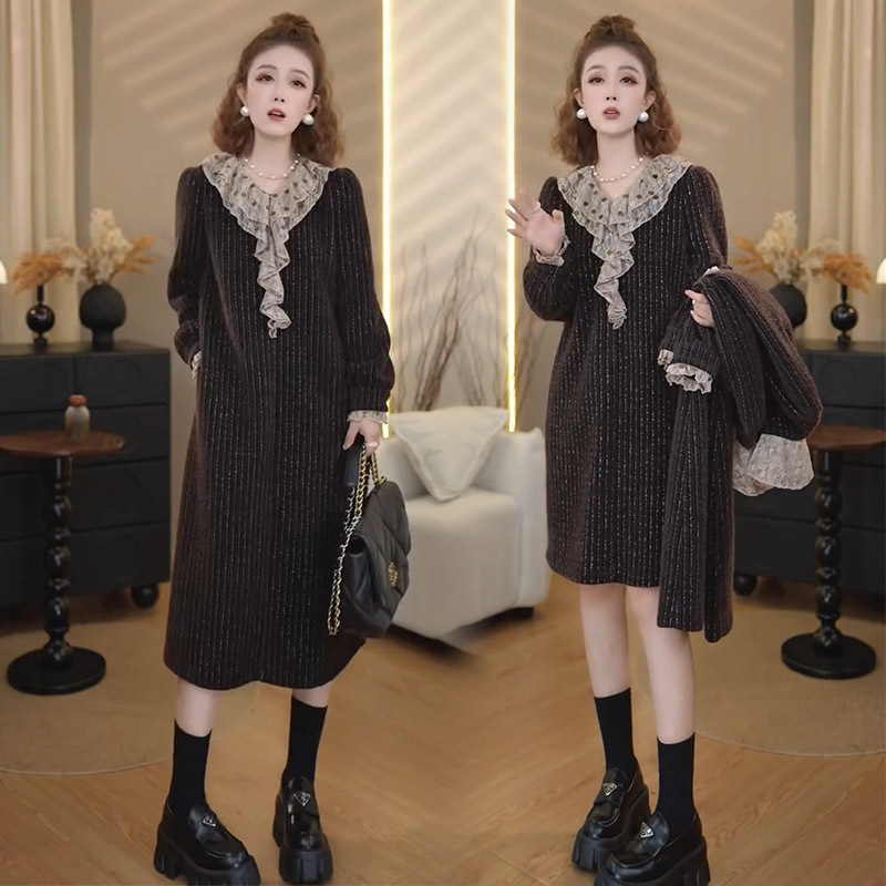 French-Style Ruffle Collar Dress for Women, New Autumn and Winter Model, Elegant Loose Fit with Subtle Sparkle, Vintage Lace Patchwork, Chanel-Inspired Dress