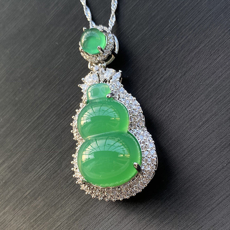 Natural ice chalcedony pendant Female emerald color gourd 925 necklace pendant emerald agate silver pendant