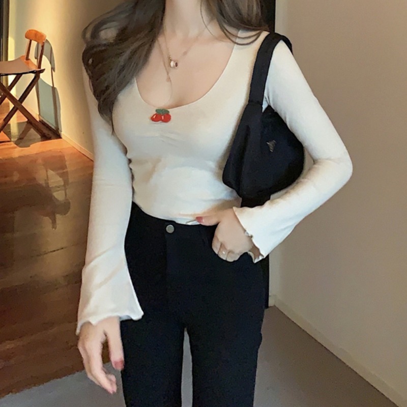 V-neck bottoming shirt women's 2022 spring and autumn new long-sleeved self-cultivation fashion Western style design with a small ins top inside