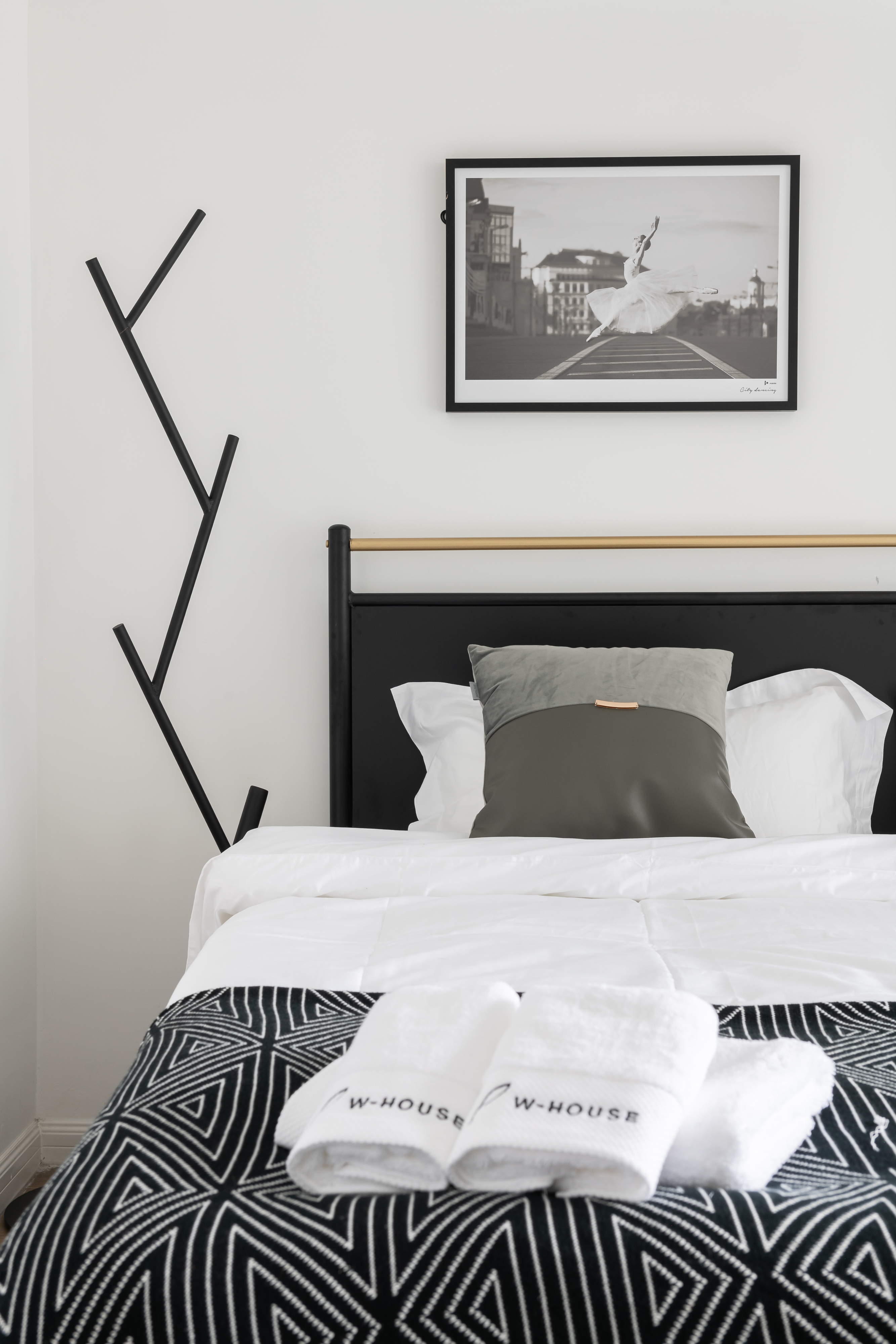 Branch hanger Hanging clothes pole Floor-to-ceiling clothing rack Simple clothing rack Characteristic display clothing rack Household clothing rack