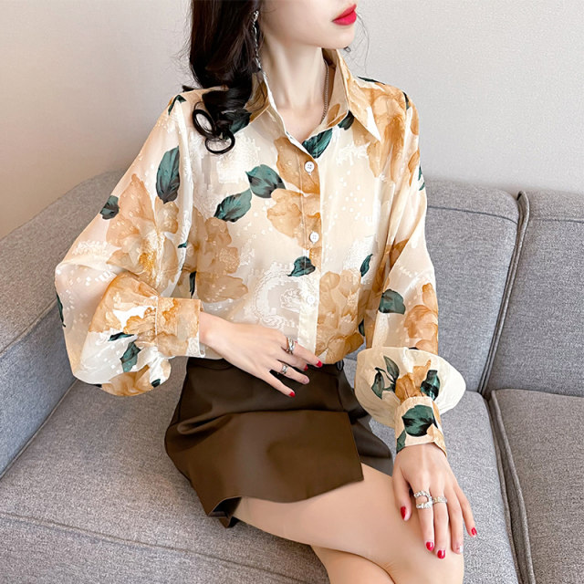 Long-sleeved chiffon shirt women's loose age-reducing 2022 early autumn new Korean tops light cooked Hong Kong style printed shirt women