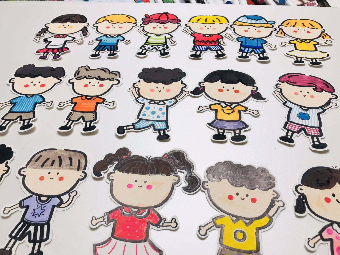 The pure hand-painted small person can customize the size of the size