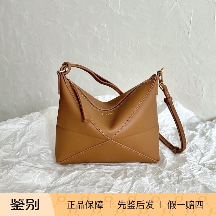 Loewe Fold Detachable and Adjustable Shoulder Strap, Zip Closure, Cow Leather, Crossbody Clutch Shoulder Bag Loewe Fold Detachable and Adjustable Shoulder Strap, Zip Closure, Cow Leather, Crossbody Clutch Shoulder Bag