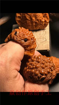 Walnut carving golden toad ring finger video with white lion walnut