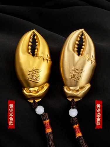 В медной руке есть денежные руки, чтобы положить кусок крабового когтя руку в руку с деньгами, висящими украшения латуни, чтобы сыграть подарки