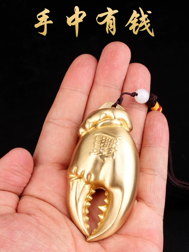 В медной руке есть денежные руки, чтобы положить кусок крабового когтя руку в руку с деньгами, висящими украшения латуни, чтобы сыграть подарки