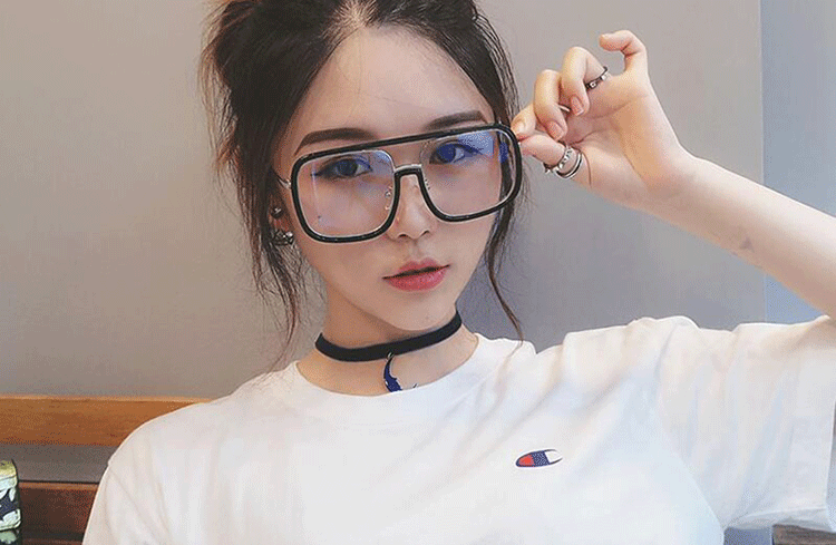 Net màu đỏ với kính râm khung vuông kính râm nam và nữ retro khung kính lớn khung phẳng có thể được trang bị cận thị kính cận đẹp