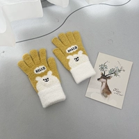 Белый медведь желтый палец