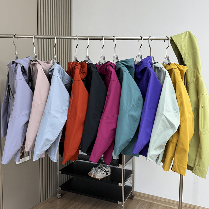 マウンテンアウトドア！春秋向けカップル向け3Dカット防風防水フード付きソフトシェルジャケット登山服