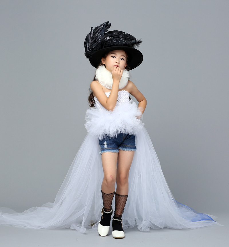 Chao trẻ em cá tính sáng tạo catwalk trắng quần áo mới cô gái ăn mặc trẻ em T mô hình mẫu váy đuôi váy quần áo trẻ em cao cấp