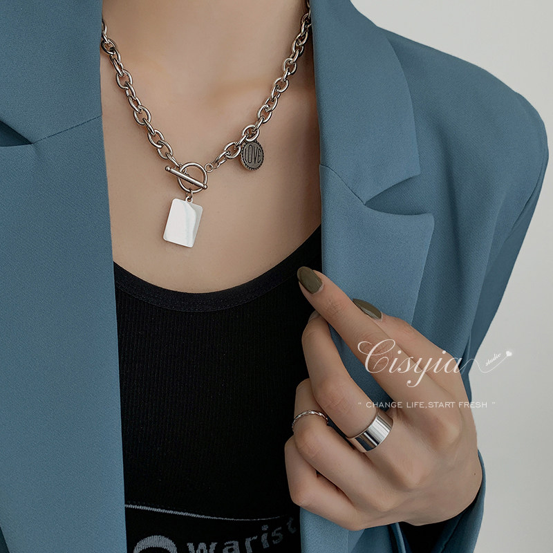 Light extravagant niche without falling out of color Necklace woman 2022 hip hop minimalist lukewarm wind sweater necklace hiphop accessories lock bone chain