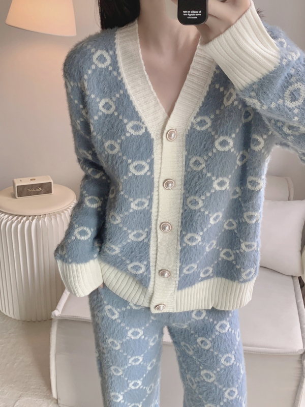 Plus-Size Half-Velvet Pajamas for Women, Autumn and Winter 2026 New Style, Winter Knitted Set, Coral Velvet, Chanel-Style Loungewear