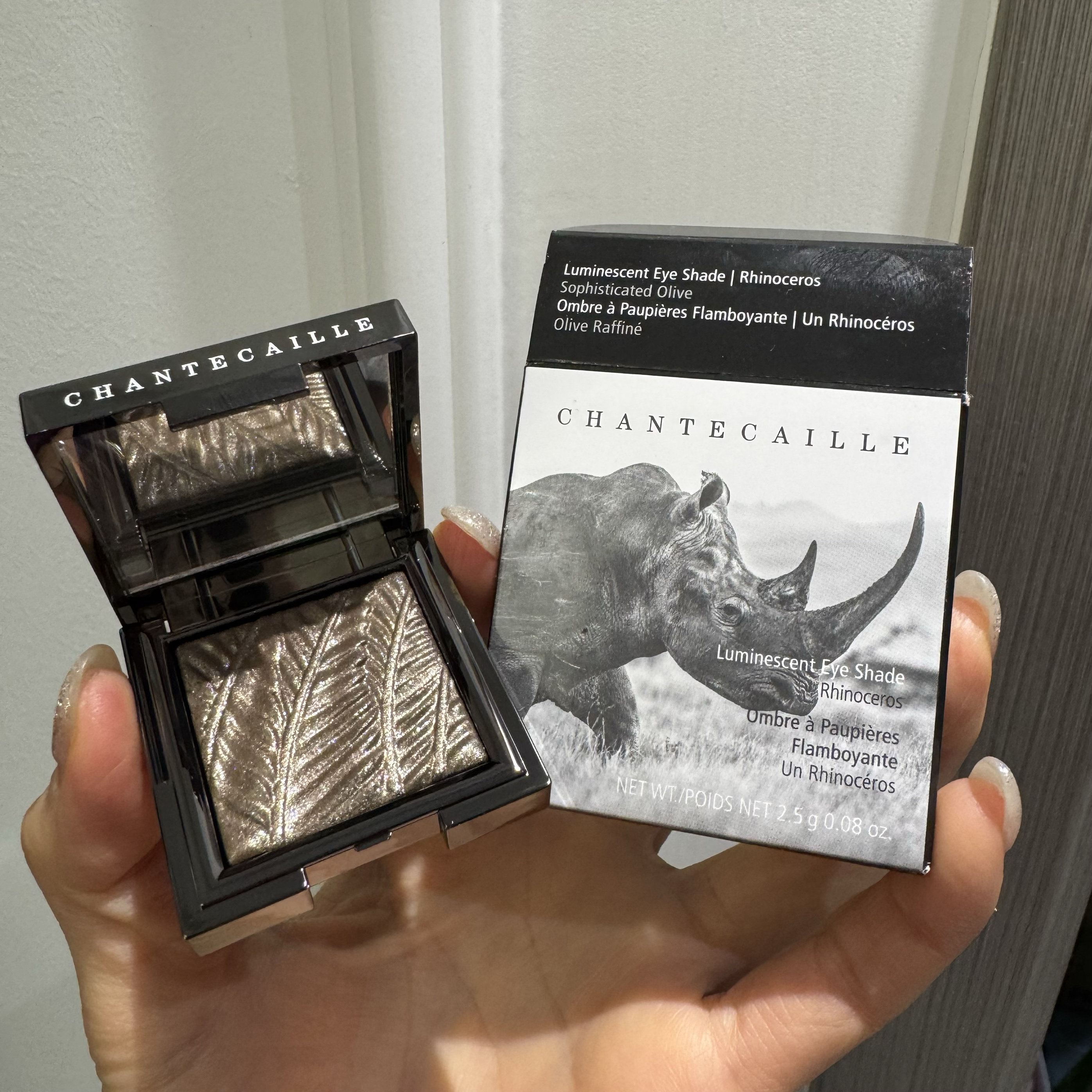 卡通狩獵場景遠處有塵土飛揚的斑馬和吉普車背景圖桌布, 卡通野生動物園, 好奇的長頸鹿, 微笑的斑馬背景圖片和桌布免費下載, image size:2792x2792