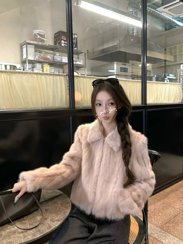 2026 Autumn/Winter New Eco-Friendly Fur Coat for Women, Korean Style Turn-Down Collar, Warm Fur-Integrated Coat for Petite Sizes 2026 Autumn/Winter New Eco-Friendly Fur Coat for Women, Korean Style Turn-Down Collar, Warm Fur-Integrated Coat for Petite Sizes