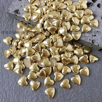 30 золотых персиковых сердечек диаметром 8 мм.