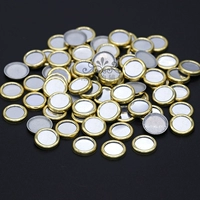 30 белых линз диаметром 8 мм в золотой оправе.