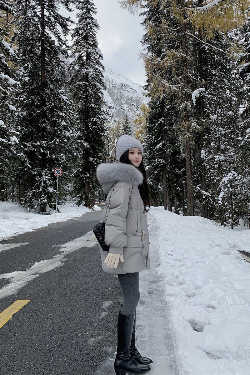 Off-season big fur collar white duck down jacket women's short 2022 winter new Korean version small horn button jacket