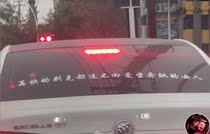 Car personality creativity No matter how fast the car is it will not be able to chase back the woman who loves to sit on the Mercedes-Benz.