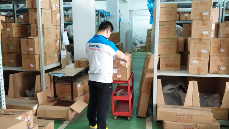 Qingqi Suzuki Rui Cai QS125T-4 Feng Cai QS125T-3 Bản lề thân sau Tấm kết nối hộp Bản lề - Xe gắn máy phía sau hộp thùng đựng đồ xe máy