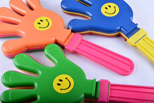 Утолщенная негабаритная ладонь, потрясения развлекательной игрушкой преувеличенной забавной рукой, снимая игровой концертный спектакль