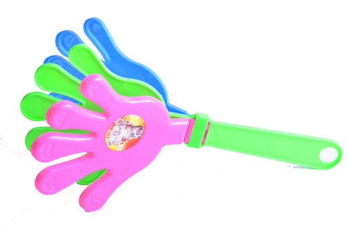 Утолщенная негабаритная ладонь, потрясения развлекательной игрушкой преувеличенной забавной рукой, снимая игровой концертный спектакль