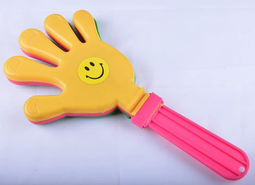 Утолщенная негабаритная ладонь, потрясения развлекательной игрушкой преувеличенной забавной рукой, снимая игровой концертный спектакль