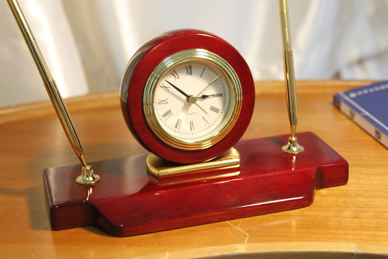 Small clock simple solid wood table clock clock alarm clock business clock with alarm copper base
