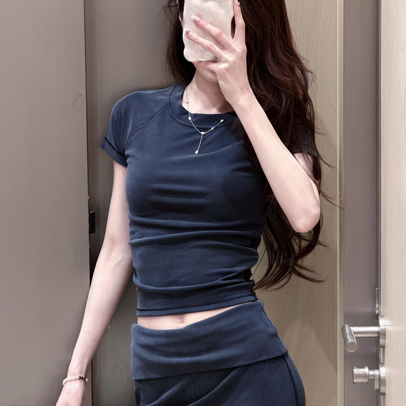 Soft Fine Ribbed Short-Sleeved Sports T-Shirt. It Makes You Look Slimmer. the Excess Fat Is Hidden Away Soft Fine Ribbed Short-Sleeved Sports T-Shirt. It Makes You Look Slimmer. the Excess Fat Is Hidden Away